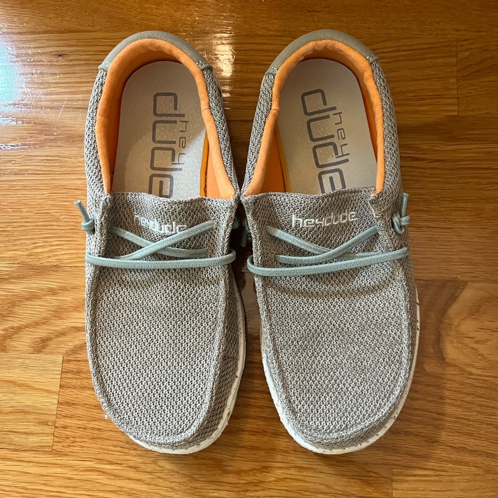 Hey Dude youth size 4